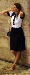 Gisele Bündchen feet photo thumbnail