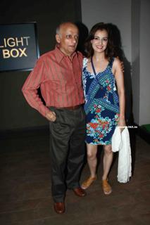 Dia Mirza feet photo thumbnail