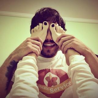 Kéfera Buchmann feet photo thumbnail