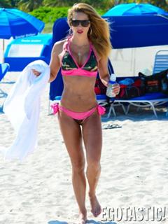 Jennifer Nicole Lee feet photo thumbnail