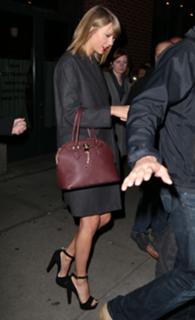 Taylor Swift feet photo thumbnail