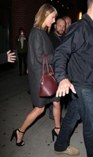 Taylor Swift feet photo thumbnail