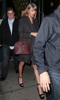 Taylor Swift feet photo thumbnail