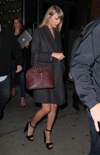Taylor Swift feet photo thumbnail