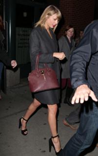 Taylor Swift feet photo thumbnail