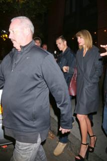 Taylor Swift feet photo thumbnail