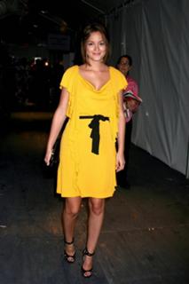 Leighton Meester feet photo thumbnail