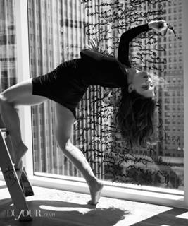Katie Holmes feet photo thumbnail