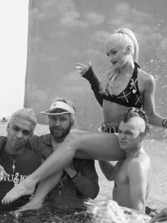 Gwen Stefani feet photo thumbnail