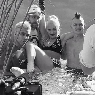 Gwen Stefani feet photo thumbnail