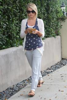 Julianne Hough feet photo thumbnail