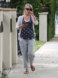 Julianne Hough feet photo thumbnail