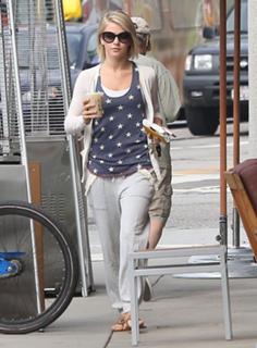 Julianne Hough feet photo thumbnail