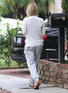 Julianne Hough feet photo thumbnail