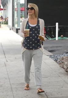 Julianne Hough feet photo thumbnail