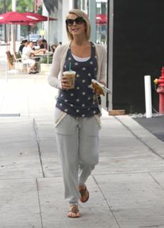 Julianne Hough feet photo thumbnail