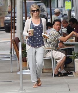 Julianne Hough feet photo thumbnail