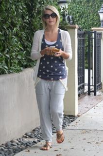 Julianne Hough feet photo thumbnail