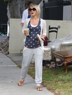 Julianne Hough feet photo thumbnail