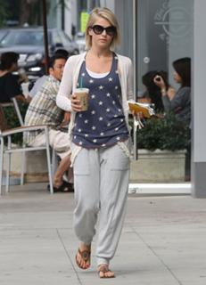 Julianne Hough feet photo thumbnail