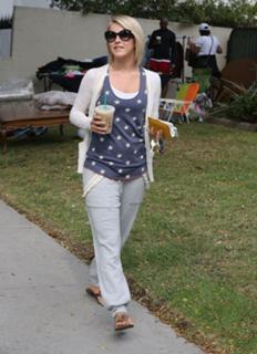 Julianne Hough feet photo thumbnail