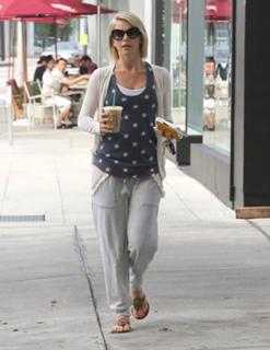 Julianne Hough feet photo thumbnail