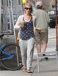 Julianne Hough feet photo thumbnail