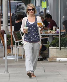 Julianne Hough feet photo thumbnail