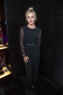 Julianne Hough feet photo thumbnail