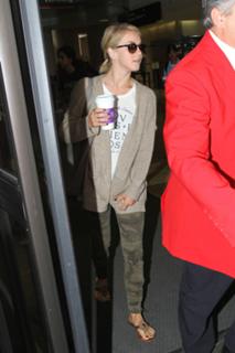 Julianne Hough feet photo thumbnail