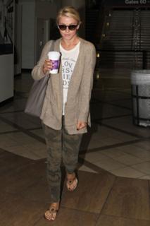 Julianne Hough feet photo thumbnail