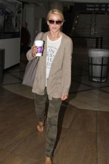 Julianne Hough feet photo thumbnail
