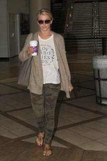 Julianne Hough feet photo thumbnail
