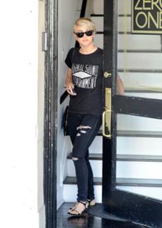 Julianne Hough feet photo thumbnail