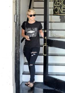 Julianne Hough feet photo thumbnail