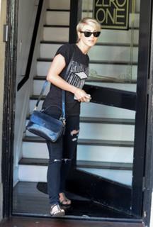 Julianne Hough feet photo thumbnail