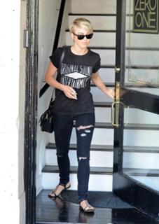Julianne Hough feet photo thumbnail