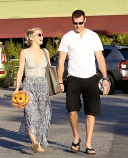 Julianne Hough feet photo thumbnail