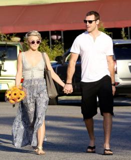 Julianne Hough feet photo thumbnail