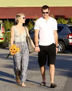 Julianne Hough feet photo thumbnail