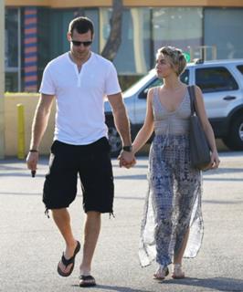 Julianne Hough feet photo thumbnail