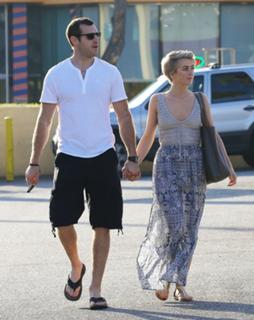Julianne Hough feet photo thumbnail