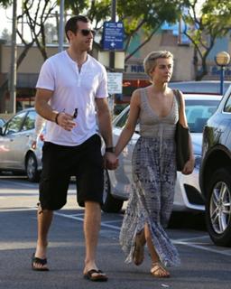 Julianne Hough feet photo thumbnail