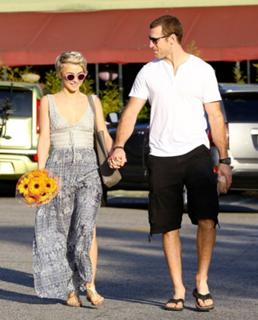 Julianne Hough feet photo thumbnail