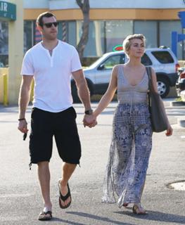 Julianne Hough feet photo thumbnail