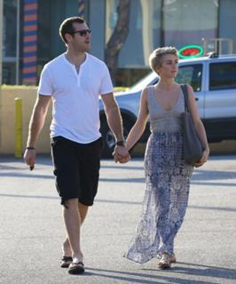 Julianne Hough feet photo thumbnail