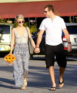 Julianne Hough feet photo thumbnail