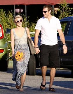 Julianne Hough feet photo thumbnail