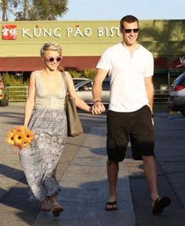 Julianne Hough feet photo thumbnail