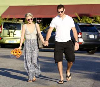 Julianne Hough feet photo thumbnail